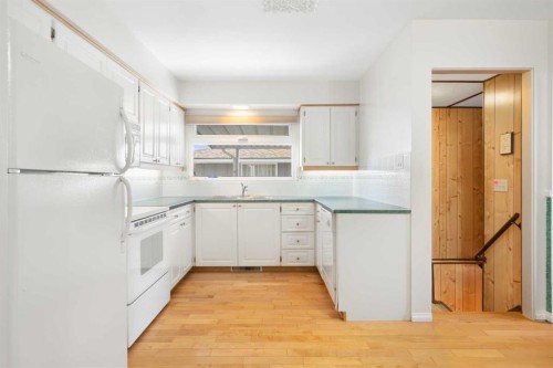 59 Hogarth Crescent Sw, Calgary, AB - Indoor Photo Showing Kitchen
