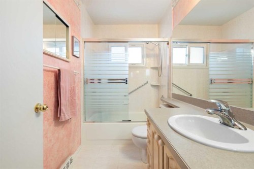 59 Hogarth Crescent Sw, Calgary, AB - Indoor Photo Showing Bathroom