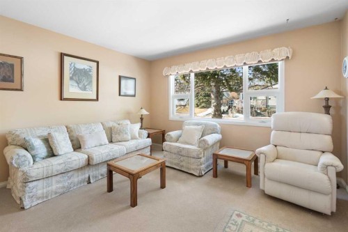 59 Hogarth Crescent Sw, Calgary, AB - Indoor Photo Showing Living Room