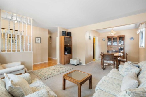 59 Hogarth Crescent Sw, Calgary, AB - Indoor Photo Showing Living Room