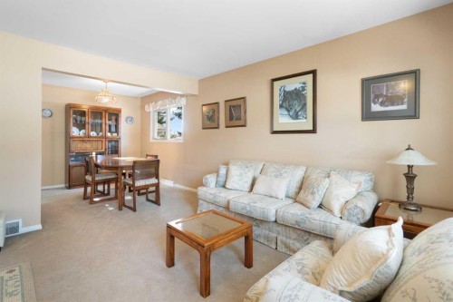 59 Hogarth Crescent Sw, Calgary, AB - Indoor Photo Showing Living Room