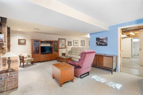 59 Hogarth Crescent Sw, Calgary, AB - Indoor Photo Showing Living Room