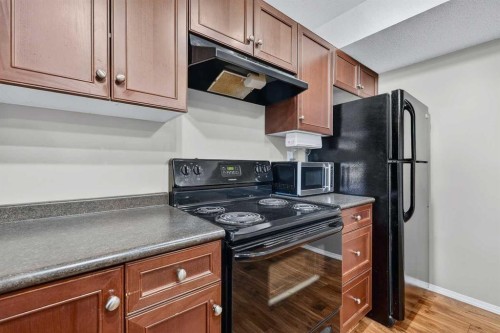302-8 Bayside Place, Strathmore, AB - Indoor Photo Showing Kitchen