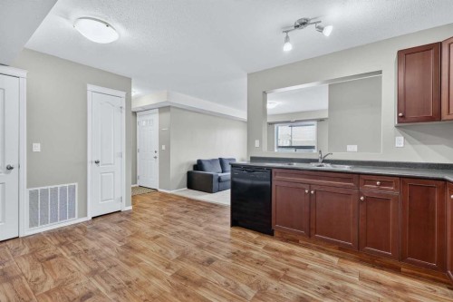 302-8 Bayside Place, Strathmore, AB - Indoor Photo Showing Kitchen