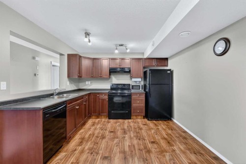 302-8 Bayside Place, Strathmore, AB - Indoor Photo Showing Kitchen
