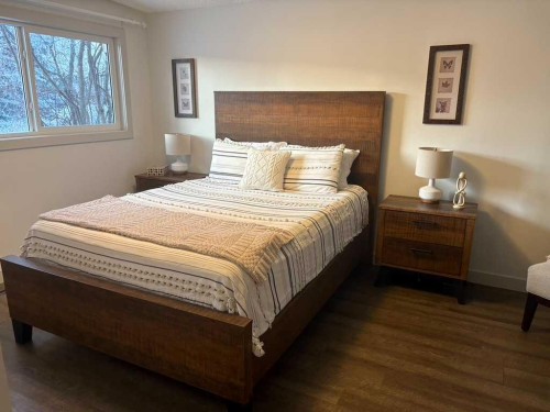 10212 7 Street Sw, Calgary, AB - Indoor Photo Showing Bedroom