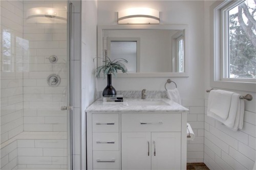 10212 7 Street Sw, Calgary, AB - Indoor Photo Showing Bathroom