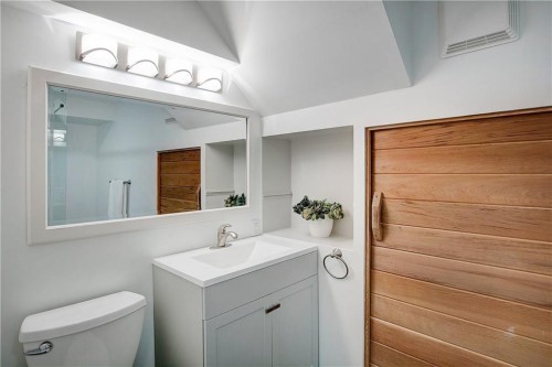 10212 7 Street Sw, Calgary, AB - Indoor Photo Showing Bathroom