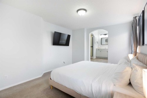 54 Springborough Point Sw, Calgary, AB - Indoor Photo Showing Bedroom