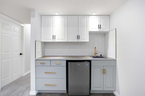54 Springborough Point Sw, Calgary, AB - Indoor Photo Showing Kitchen