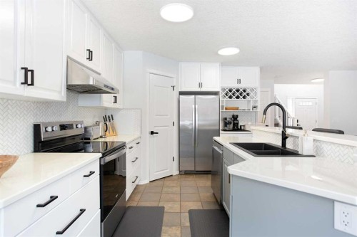 54 Springborough Point Sw, Calgary, AB - Indoor Photo Showing Kitchen With Double Sink With Upgraded Kitchen