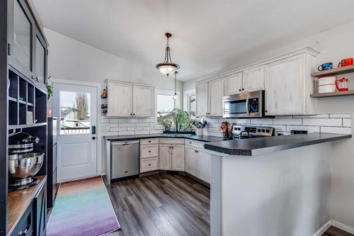 48 Hawthorn Way Ne, Olds, AB - Indoor Photo Showing Kitchen With Upgraded Kitchen