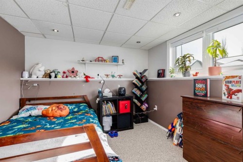 48 Hawthorn Way Ne, Olds, AB - Indoor Photo Showing Bedroom