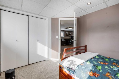 48 Hawthorn Way Ne, Olds, AB - Indoor Photo Showing Bedroom