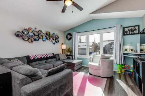 48 Hawthorn Way Ne, Olds, AB - Indoor Photo Showing Living Room