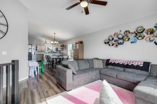 48 Hawthorn Way Ne, Olds, AB - Indoor Photo Showing Living Room