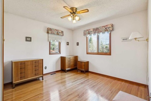 7223 Bow Crescent Nw, Calgary, AB - Indoor Photo Showing Other Room