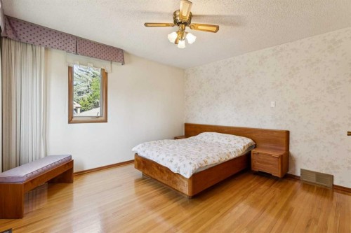 7223 Bow Crescent Nw, Calgary, AB - Indoor Photo Showing Bedroom