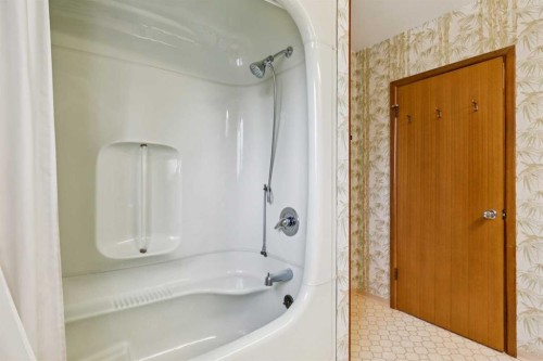 7223 Bow Crescent Nw, Calgary, AB - Indoor Photo Showing Bathroom