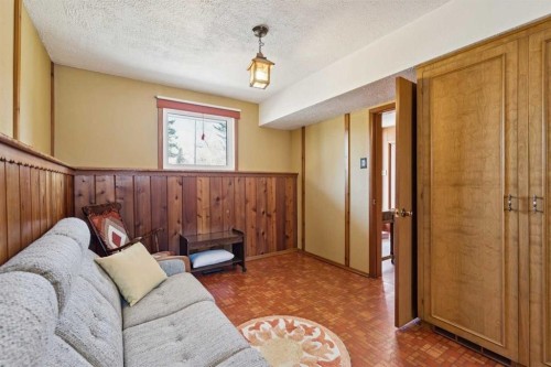 7223 Bow Crescent Nw, Calgary, AB - Indoor Photo Showing Other Room