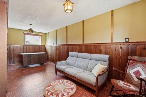 7223 Bow Crescent Nw, Calgary, AB - Indoor Photo Showing Other Room