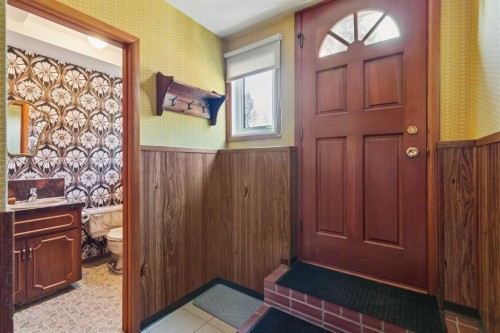 7223 Bow Crescent Nw, Calgary, AB - Indoor Photo Showing Other Room