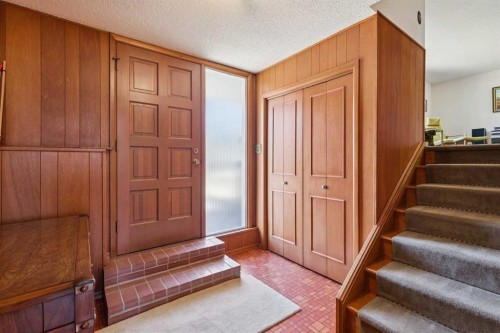 7223 Bow Crescent Nw, Calgary, AB - Indoor Photo Showing Other Room