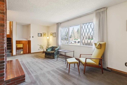 7223 Bow Crescent Nw, Calgary, AB - Indoor Photo Showing Other Room