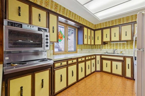 7223 Bow Crescent Nw, Calgary, AB - Indoor Photo Showing Kitchen With Double Sink