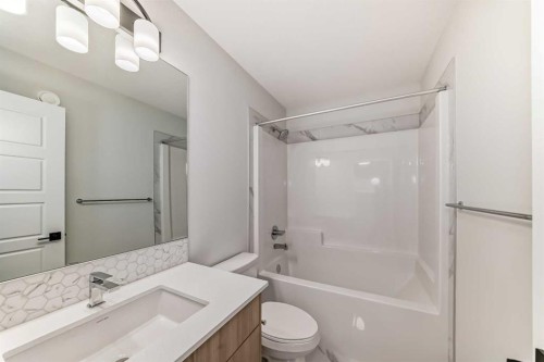 374 Corner Glen Way Ne, Calgary, AB - Indoor Photo Showing Bathroom