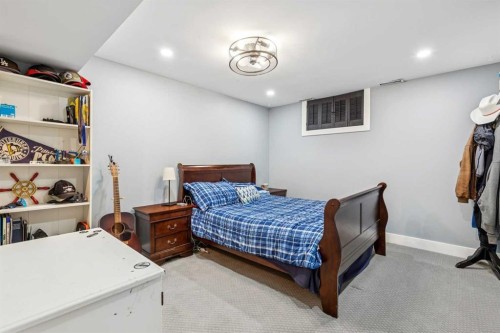 228 Crescent Road Nw, Calgary, AB - Indoor Photo Showing Bedroom