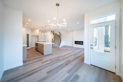 73 Royston Grove Nw, Calgary, AB - Indoor Photo Showing Kitchen