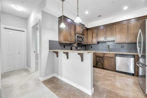 102-1005B Westmount Drive, Strathmore, AB - Indoor Photo Showing Kitchen With Stainless Steel Kitchen