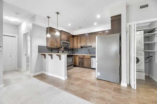 102-1005B Westmount Drive, Strathmore, AB - Indoor Photo Showing Kitchen