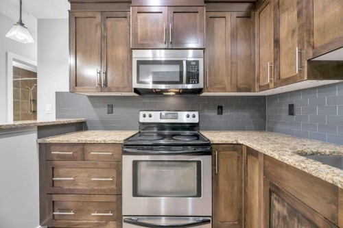 102-1005B Westmount Drive, Strathmore, AB - Indoor Photo Showing Kitchen With Stainless Steel Kitchen With Upgraded Kitchen