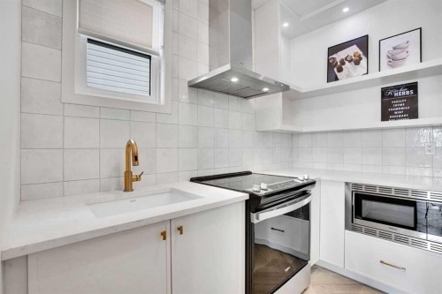 195 Lucas Common Nw, Calgary, AB - Indoor Photo Showing Kitchen With Upgraded Kitchen