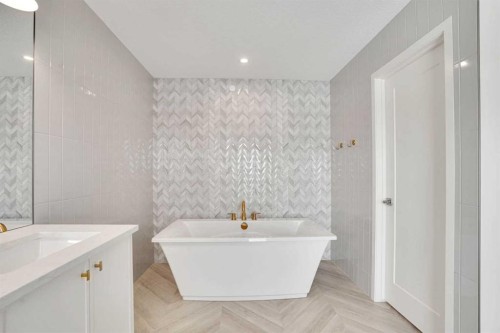 195 Lucas Common Nw, Calgary, AB - Indoor Photo Showing Bathroom