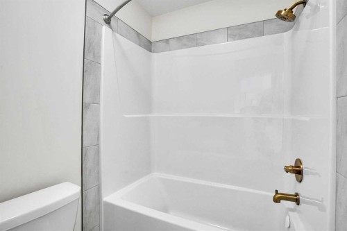 195 Lucas Common Nw, Calgary, AB - Indoor Photo Showing Bathroom