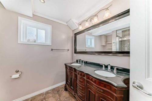 820 9A Street Ne, Calgary, AB - Indoor Photo Showing Bathroom