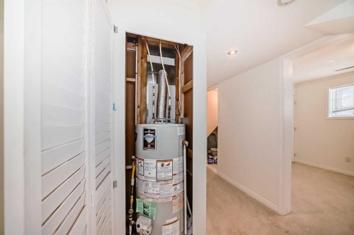 820 9A Street Ne, Calgary, AB - Indoor Photo Showing Other Room