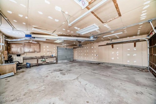 820 9A Street Ne, Calgary, AB - Indoor Photo Showing Garage