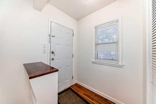 820 9A Street Ne, Calgary, AB - Indoor Photo Showing Other Room