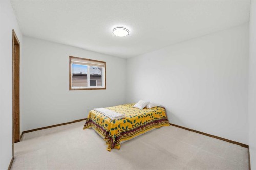 125 Panamount Heath Nw, Calgary, AB - Indoor Photo Showing Bedroom