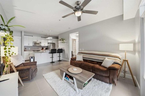 103-201 20 Avenue Ne, Calgary, AB - Indoor Photo Showing Living Room