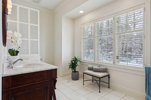 2210 12 Street Sw, Calgary, AB - Indoor Photo Showing Bathroom