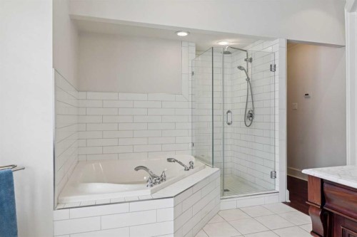 2210 12 Street Sw, Calgary, AB - Indoor Photo Showing Bathroom