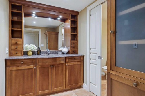 2210 12 Street Sw, Calgary, AB - Indoor Photo Showing Bathroom