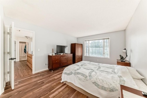 320 Sunmills Drive Se, Calgary, AB - Indoor Photo Showing Bedroom