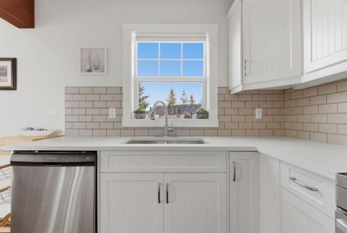 212 Cottageclub Crescent, Rural Rocky View County, AB - Indoor Photo Showing Kitchen