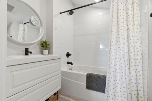 212 Cottageclub Crescent, Rural Rocky View County, AB - Indoor Photo Showing Bathroom